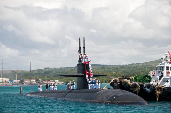 Ngày 3 tháng 3 năm 2011, tàu ngầm tấn công hạt nhân USS Oklahoma SSN723 lớp Los Angeles tại căn cứ quân sự Guam, quân Mỹ.
